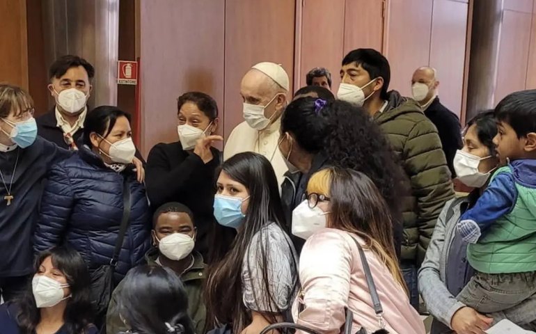 Papa Francisco visita moradores de rua que são vacinados no Vaticano