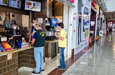 Ação do Procon e Cultura conscientiza estabelecimentos de Arapiraca sobre acessibilidade 