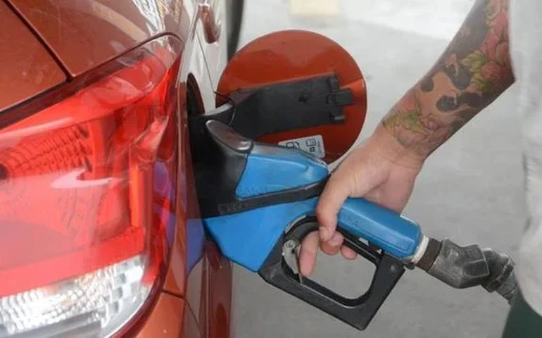 Petrobras reduz preço da gasolina na refinaria em 4,9%