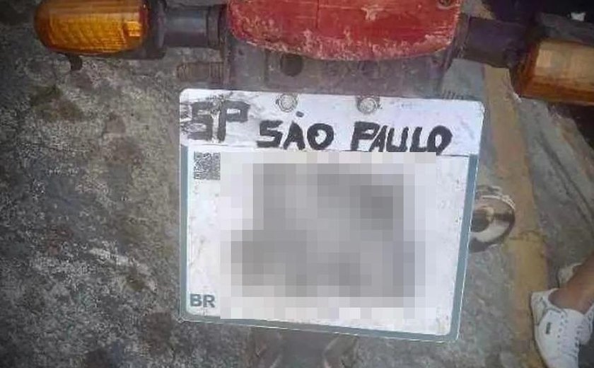 Homem é preso pilotando moto com placa escrita a caneta
