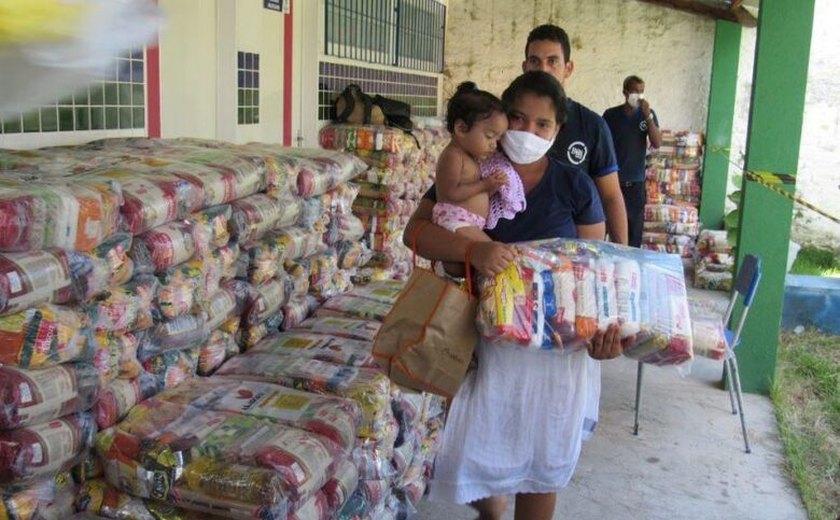Famílias em extrema pobreza recebem cestas básicas
