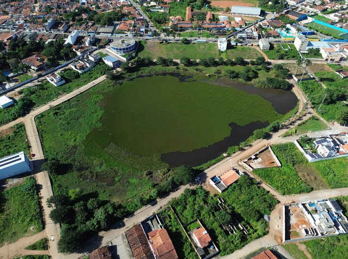 Prefeita Tia Júlia autoriza limpeza da Lagoa do Juca Sampaio