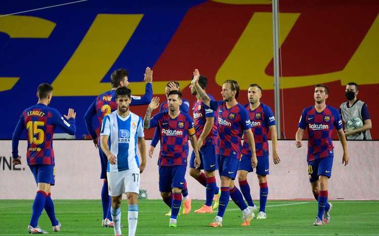 Barcelona vence, rebaixa o Espanyol e ainda sonha com o título