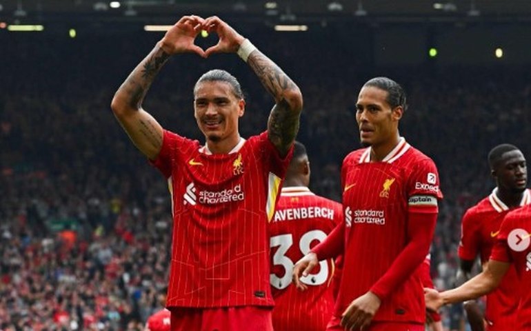 Slot freia euforia por título no Liverpool e pede foco: 'Nunca teve jogo fácil no Inglês'