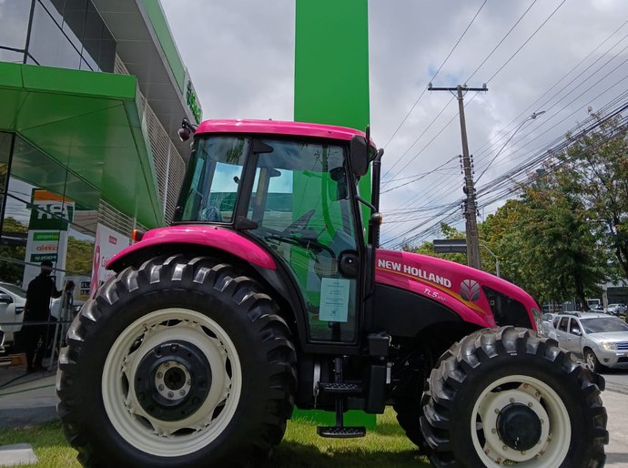 Você viu? Trator todo cor-de-rosa chama atenção em Maceió