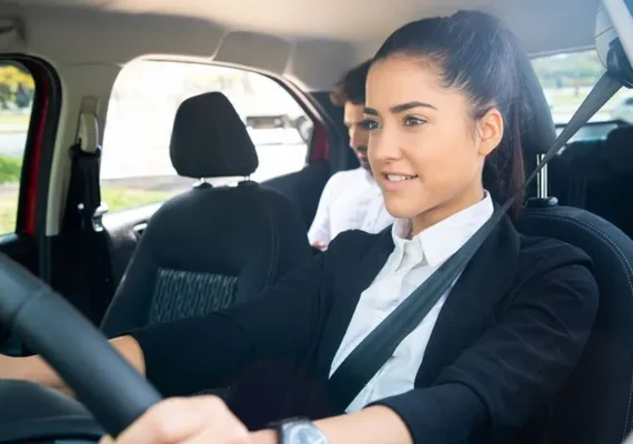Lei que regulamenta trabalho de motorista por app divide opiniões