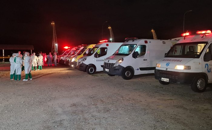 Ambulâncias esperam pacientes de Manaus para serem internados no HU
