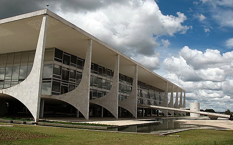 Combustíveis: Governo aposta em corte de imposto e reajuste escalonado