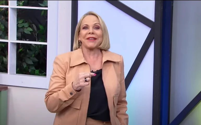 Filha de Claudete Troiano atualiza estado de saúde da mãe após apresentadora passar mal ao vivo