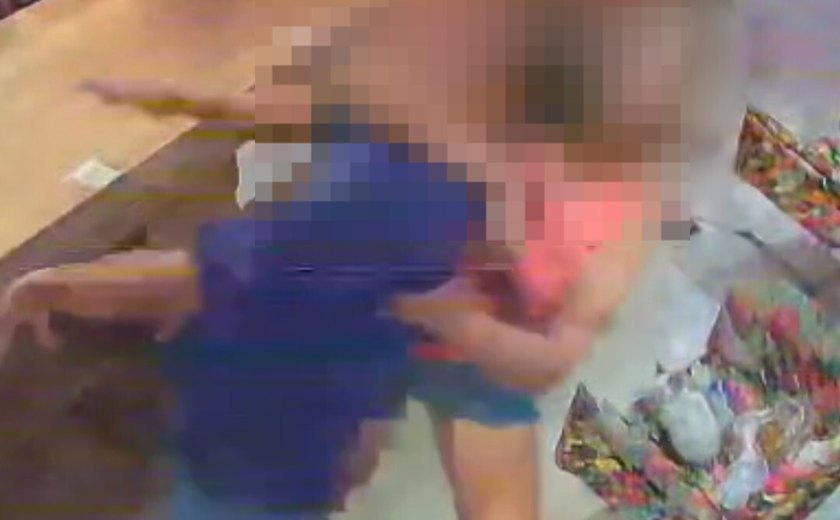 Mulher é presa em flagrante após quebrar objetos em hotel e agredir hóspede em Arapiraca