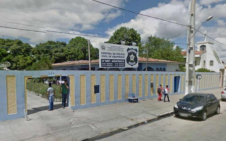 Homem é preso por abandono de incapaz após ser encontrado bêbado com filhos em calçada