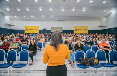Merendeiros e merendeiras de escolas municipais participam de oficina sobre alimentação escolar