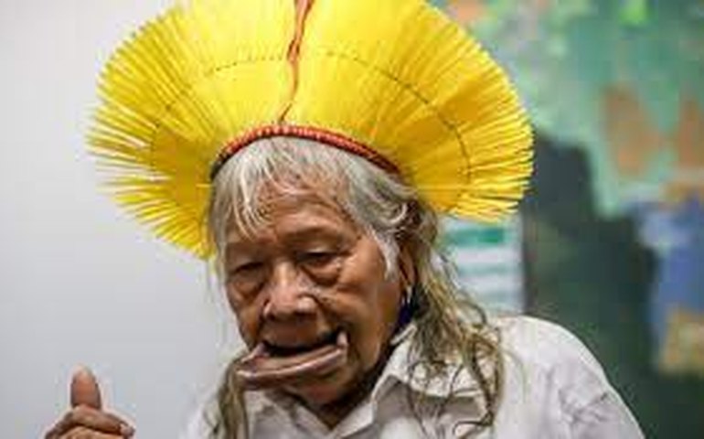 Cacique Raoni recebe honraria de Macron e pede demarcações a Lula