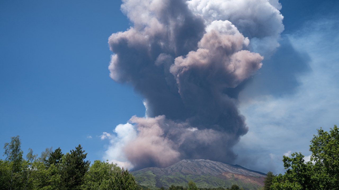 Erupção do Etna prolonga fechamento de aeroporto na Sicília