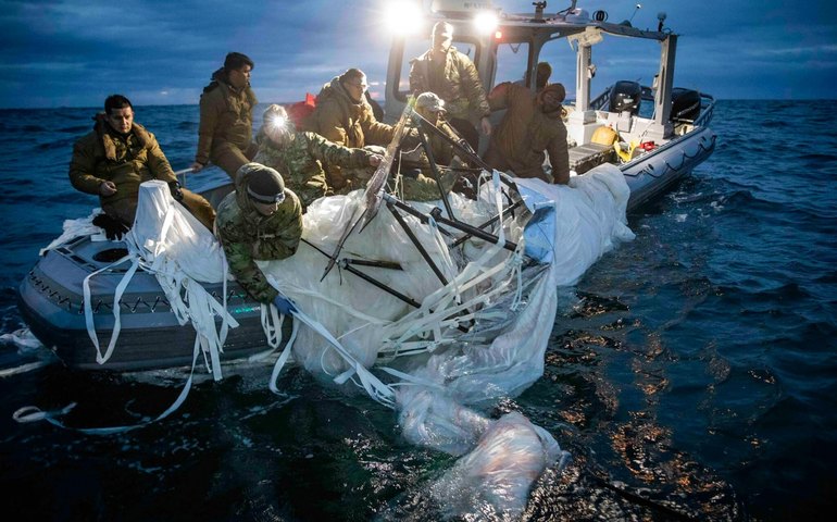 EUA recuperam restos de balão chinês derrubado no mar