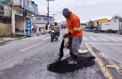 Asfalto frio começa a ser aplicado na operação tapa-buraco em Maceió