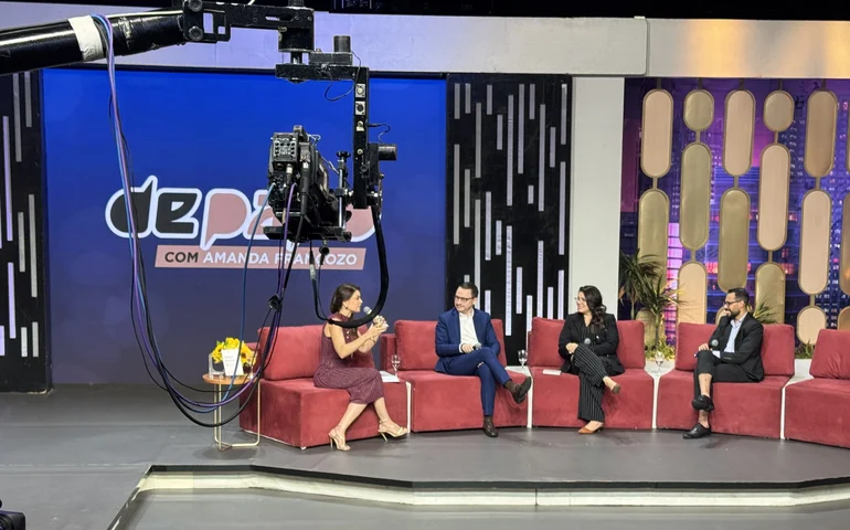 Amanda Françozo apresenta edição especial de seu programa na TV Aparecida