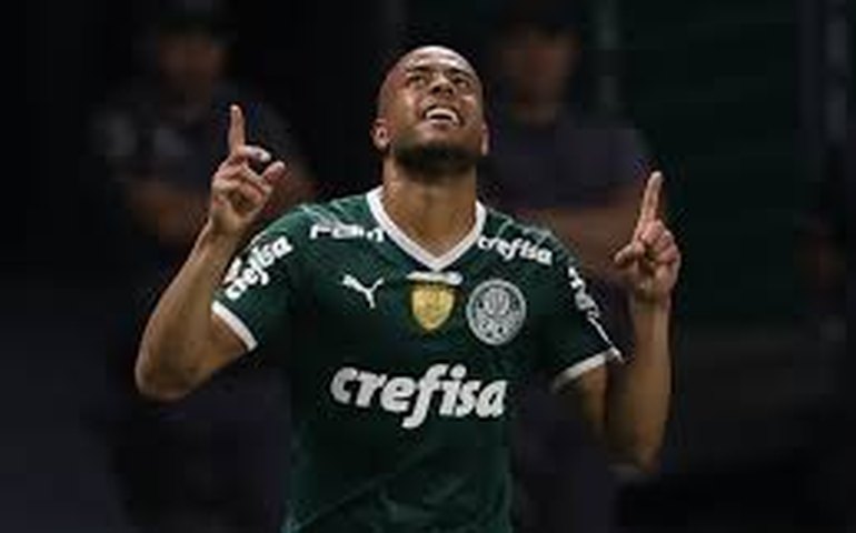 Lateral Mayke elogia elenco enxuto do Palmeiras: 'Quem entra dá conta do recado'