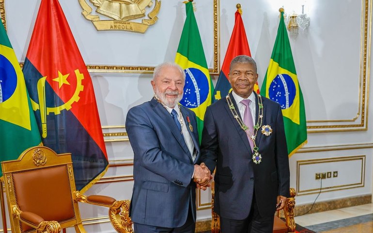 Lula recebe condecoração em Luanda