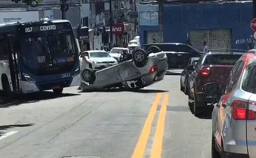 Trânsito fica lento após veículo capotar no Centro de Maceió