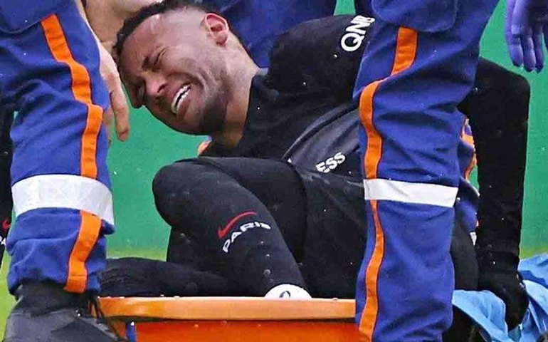 Após deixar estádio de muletas, Neymar diz que ‘voltará mais forte’