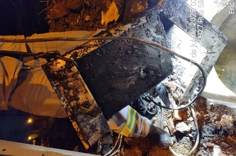 Veja fotos: BRK retira TV de rede coletora de esgoto em Maceió