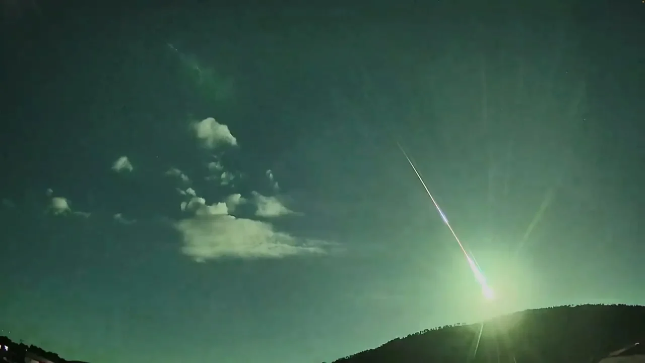 Meteoro corta o céu de Portugal e clarão transforma noite em dia por um instante; vídeos