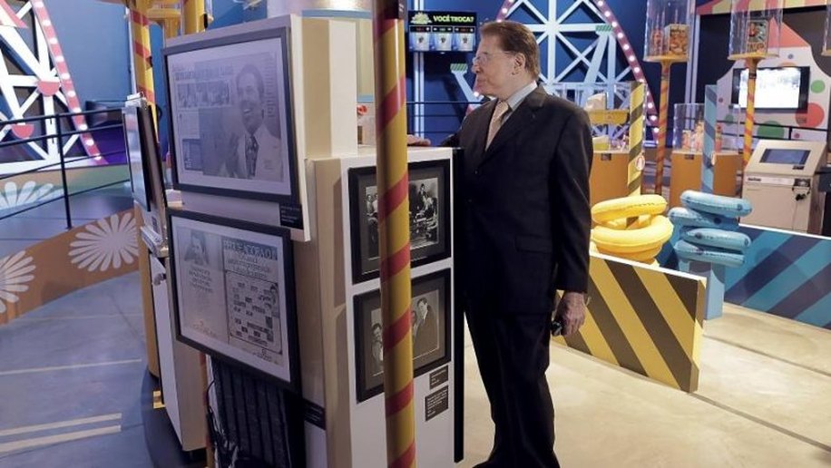 Silvio Santos encanta funcionários do MIS com chegada a exposição