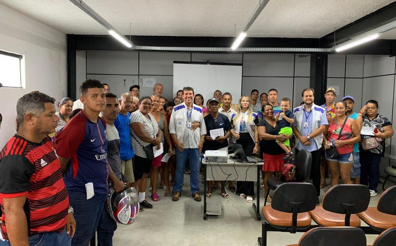 Ambulantes que vão atuar no Carnaval participam de curso sobre manipulação de alimentos