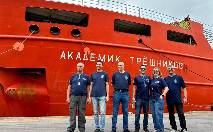 A bordo de quebra-gelo russo, Brasil lidera expedição inédita à Antártica