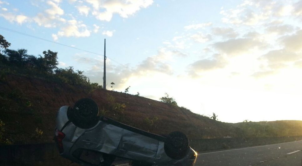 carro capotado
