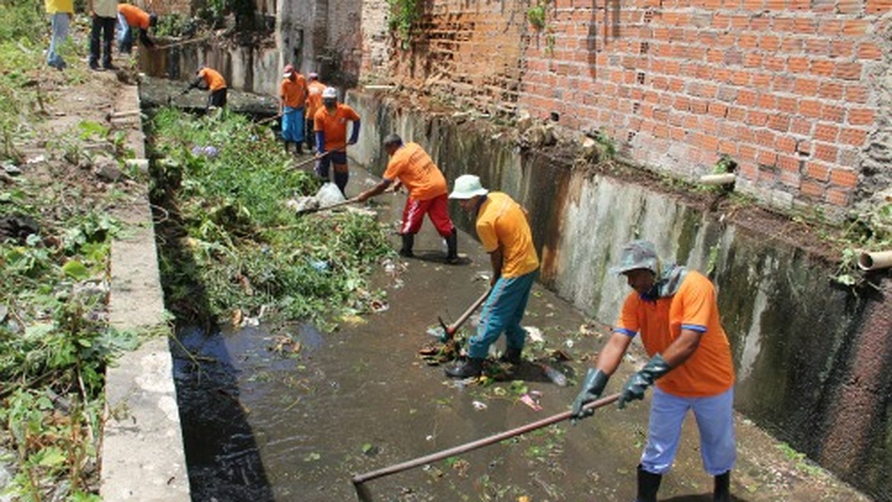 Prefeitura de Arapiraca faz limpeza de canal de esgotamento no Manoel Teles