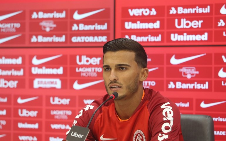Vasco confirma contratação do atacante Guilherme Parede