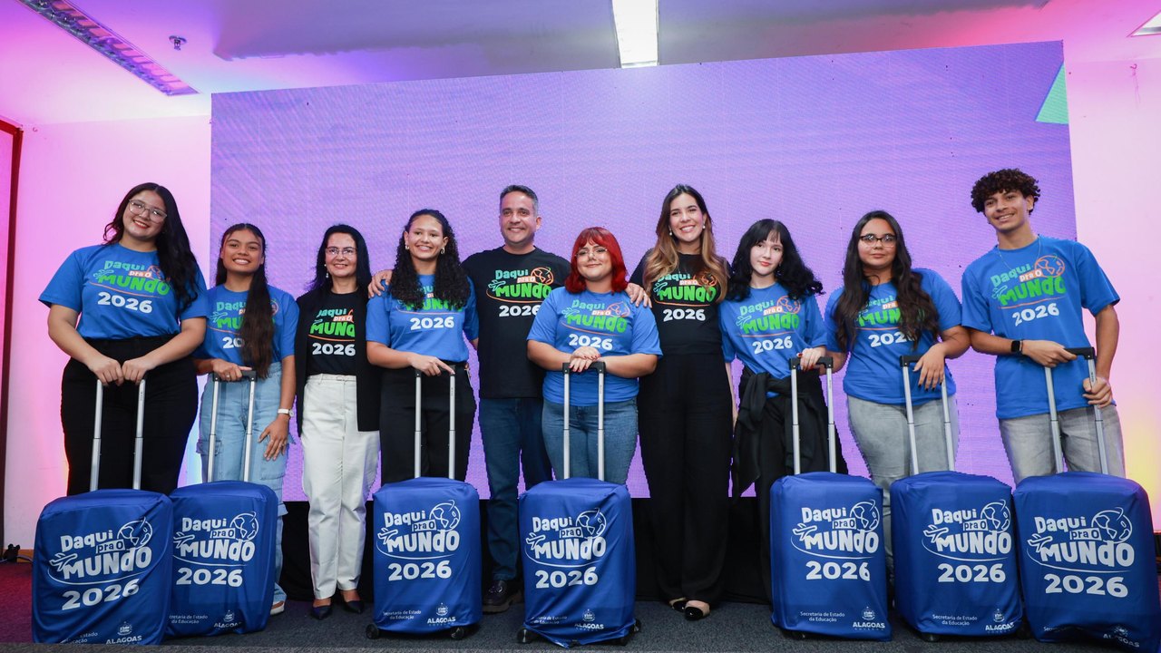 Governo de Alagoas entrega kits de viagem aos 200 estudantes selecionados para intercâmbio na Inglaterra