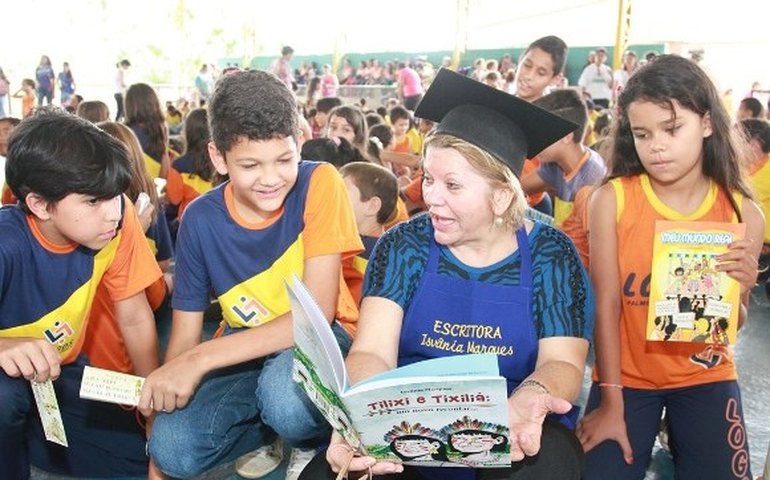 Festival do livro infantojuvenil atrai estudantes de Palmeira dos Índios