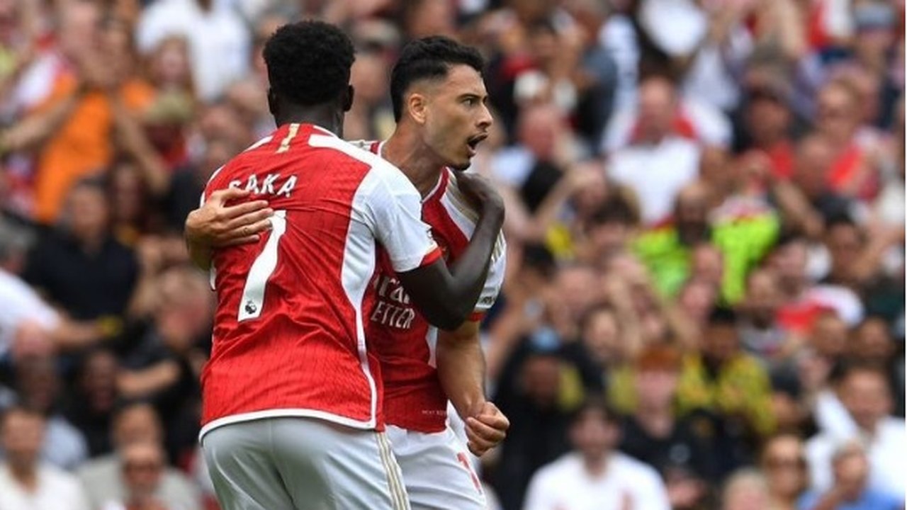 Martinelli dá assistência de calcanhar e Arsenal vence Nottingham na estreia do Inglês