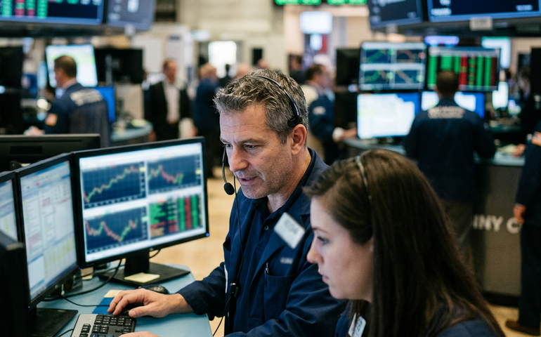 Dólar cai 0,89% em dia de correção com alívio na aversão ao risco