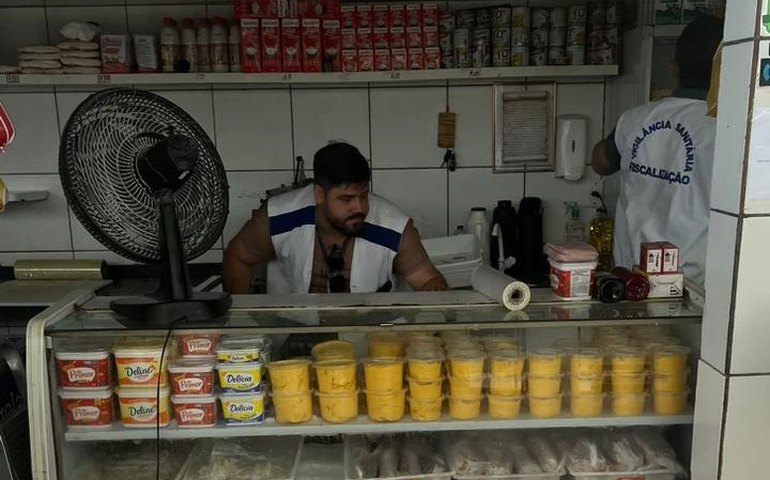 Vigilância Sanitária de Maceió apreende 80 kg de produtos fora do prazo de validade no Jacintinho