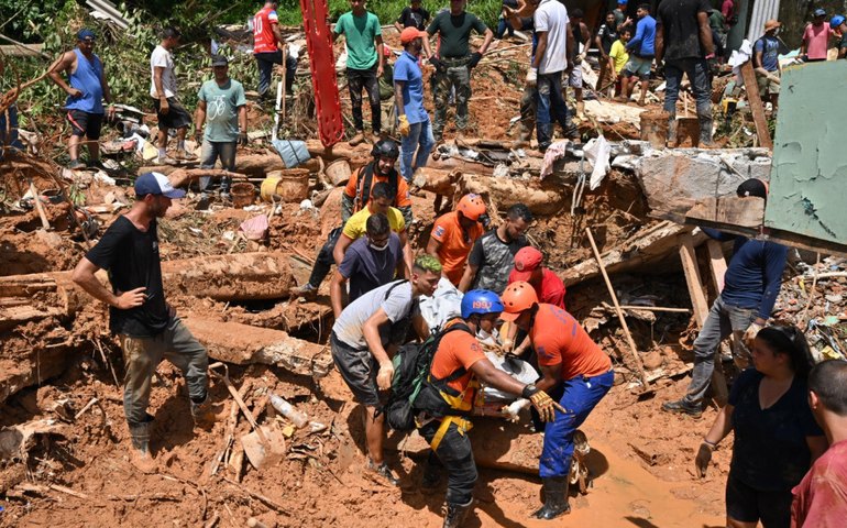 Sobe para 54 o número de mortes após chuvas no litoral norte de SP