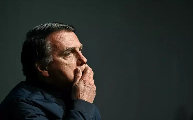 Cirurgia de Bolsonaro é realizada com sucesso e sem complicações
