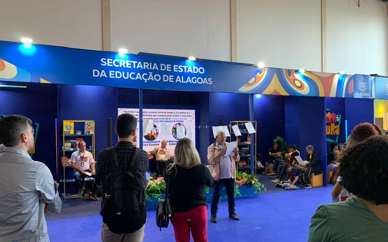 Estande da Seduc tem distribuição de livros, declamações de poesias, palestras e apresentações culturais