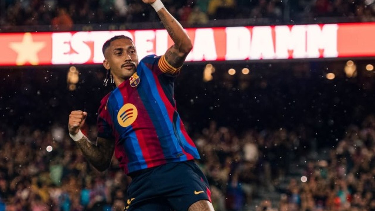 Barcelona leva a melhor sobre o Racing com hat-trick de Raphinha e se mantém na liderança de LaLiga
