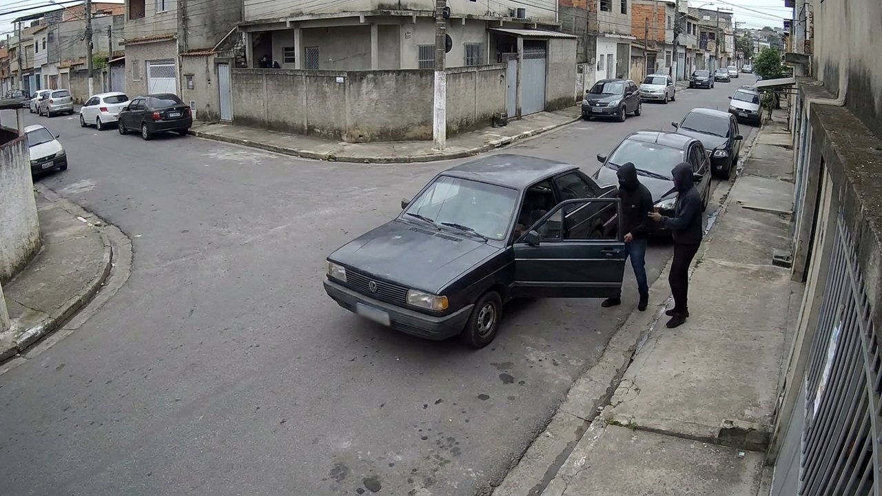 Vídeo mostra momento em que motorista tem o carro roubado na Zona Norte do Rio; assista