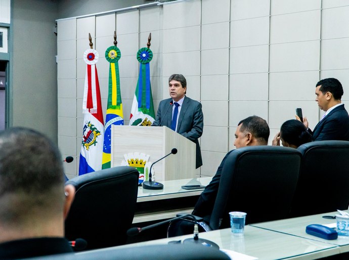 Vereadores cobram resolução de problemas causados pela desordem de fios espalhados pelas ruas de Maceió