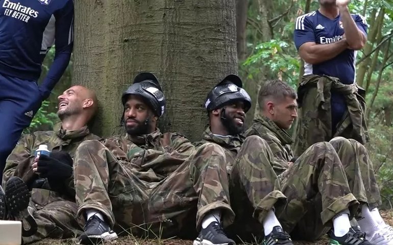 Lyon treina em mata na Holanda, Lacazette é atacado por vespas e vira desfalque