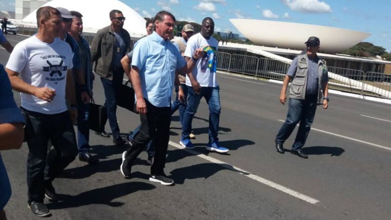 Atos pró-Silveira em Brasília pedem destituição de ministros do STF