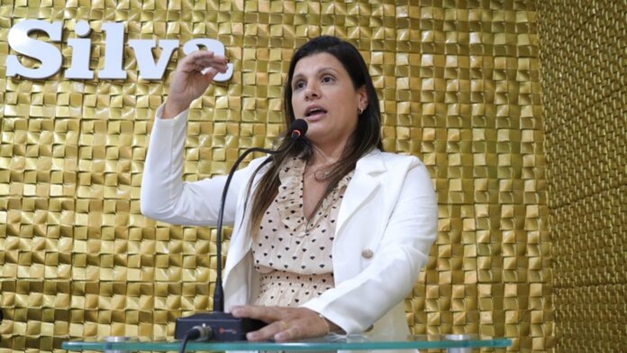 Em sessão da Câmara, prefeita Marcela Gomes anuncia doação de uniforme e kit escolar para alunos de Novo Lino