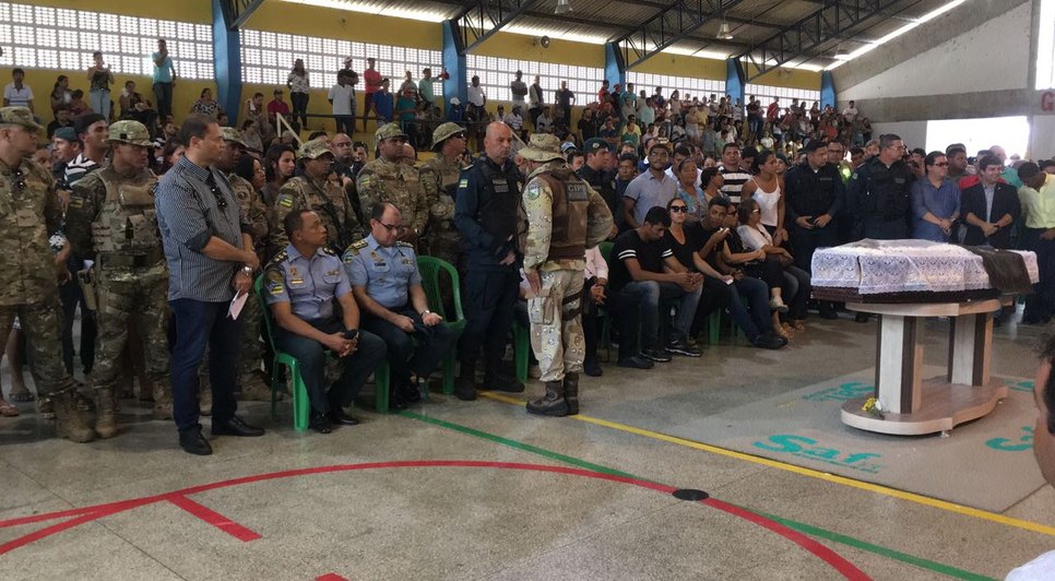 policiais se despedem do capitão oliveira