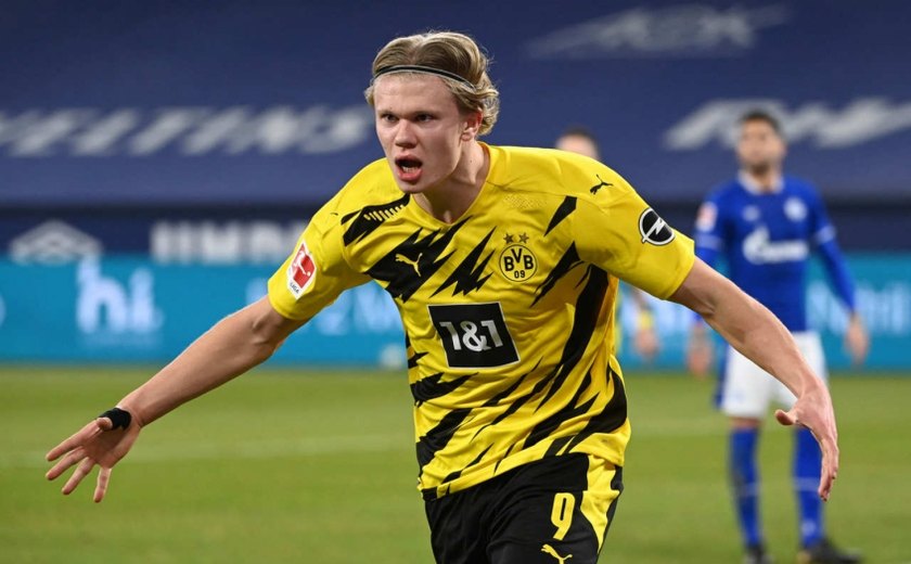 Com 2 de Haaland, Borussia Dortmund goleia Schalke em clássico