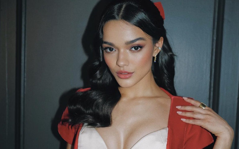 Rachel Zegler é criticada após homenagem a voz original de Branca de Neve